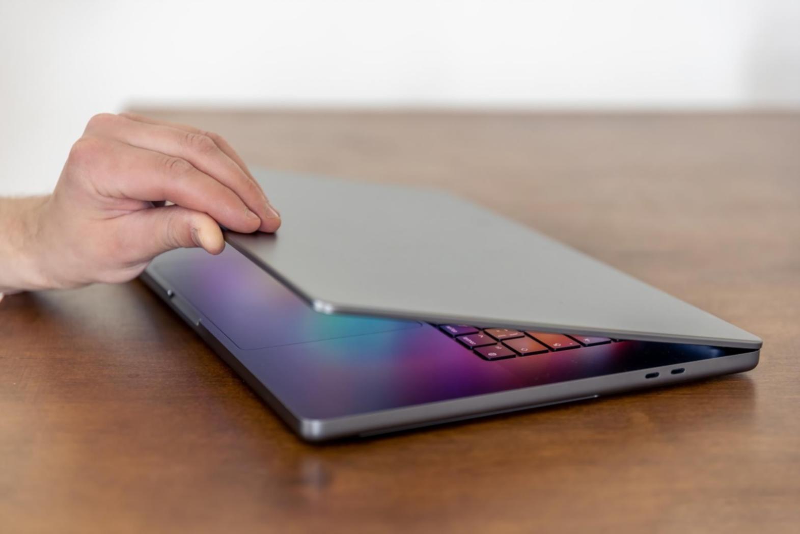 Studenti al lavoro su progetti 3D in aula